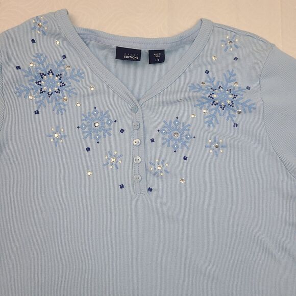 Basic Editions blue ribbed v-neck T Shirt with snowflake embroidery Size L - Picture 2 of 3